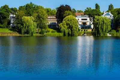 Immobilien entlang eines Flusses