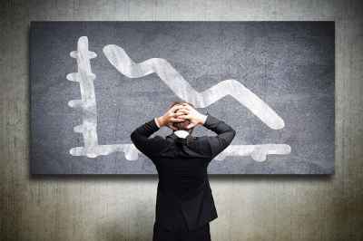 Person steht vor Tafel