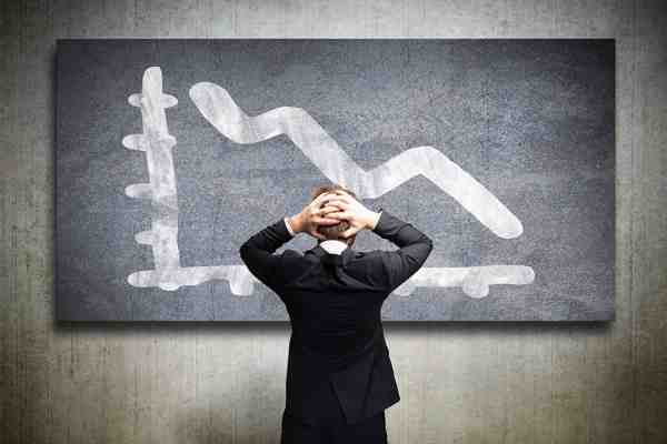 Person steht vor Tafel