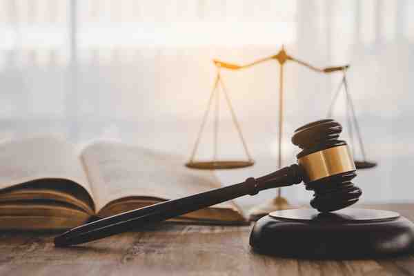 Richterhammer und Waage